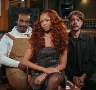 MixWithTheMasters Behind the Track 'Love Me Not' by Ravyn Lenaed